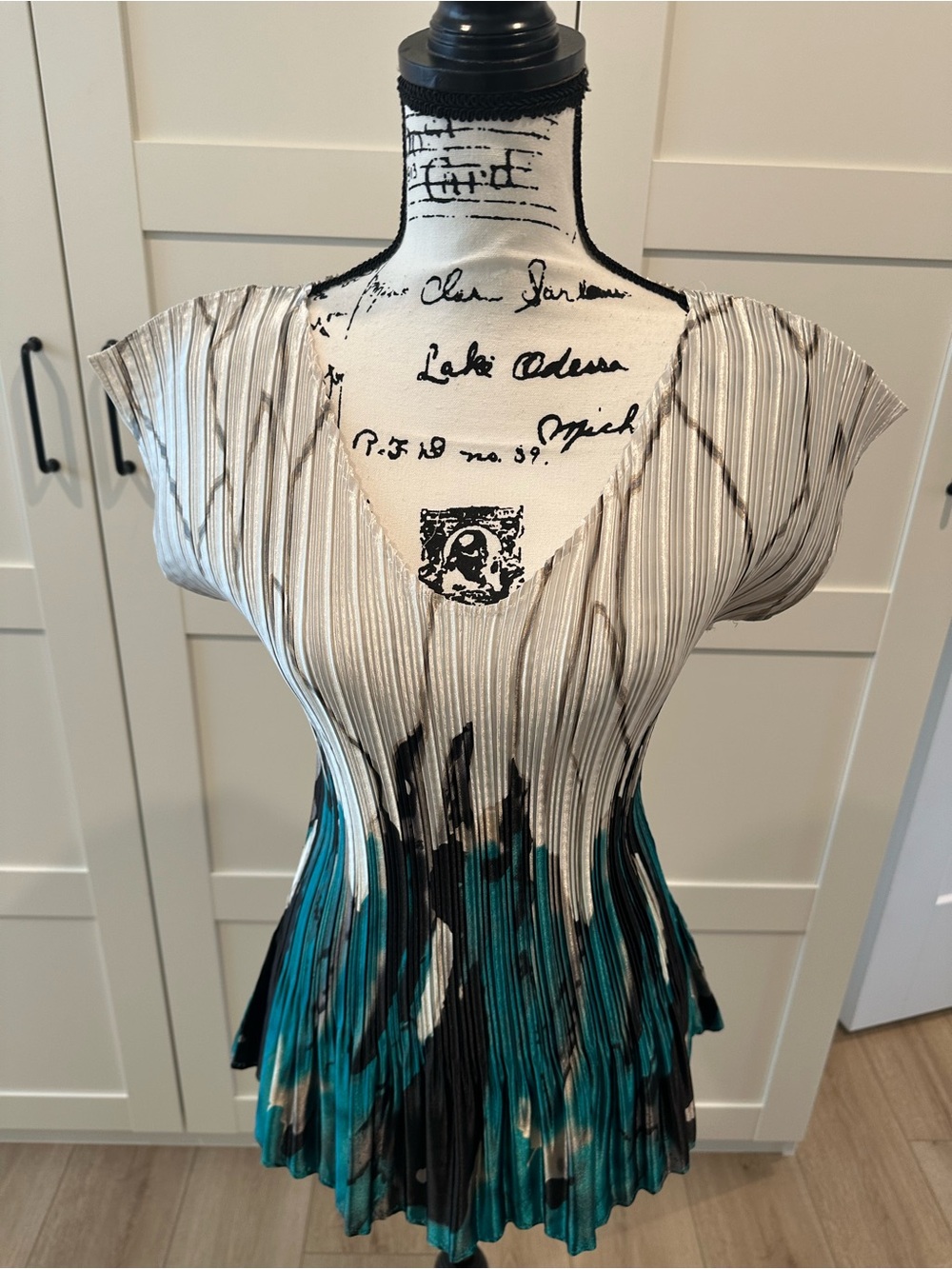 DRESSBARN SIZE LARGEPleated V-Neck. Top in White and Teal. SUPER STRETCHY! - Picture 6 of 11